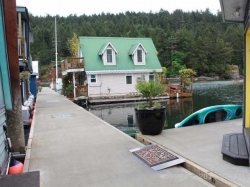 *SOLD*Float Home - Maple Bay Marina in exclusive Bird's Eye Cove:
